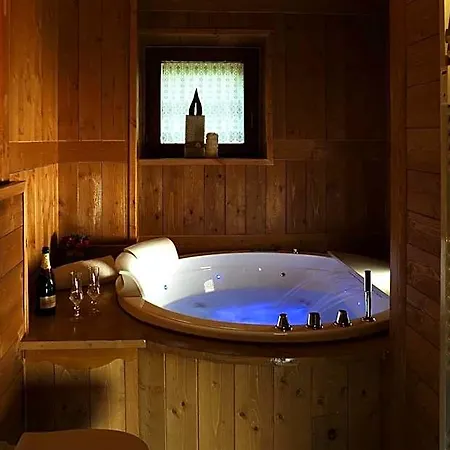 Foyer D'antan Con Caminetto Hammam O Vasca Idromassaggio Apart Otel Brusson