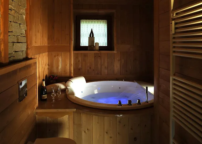 Foyer D'antan Con Caminetto Hammam O Vasca Idromassaggio 3*